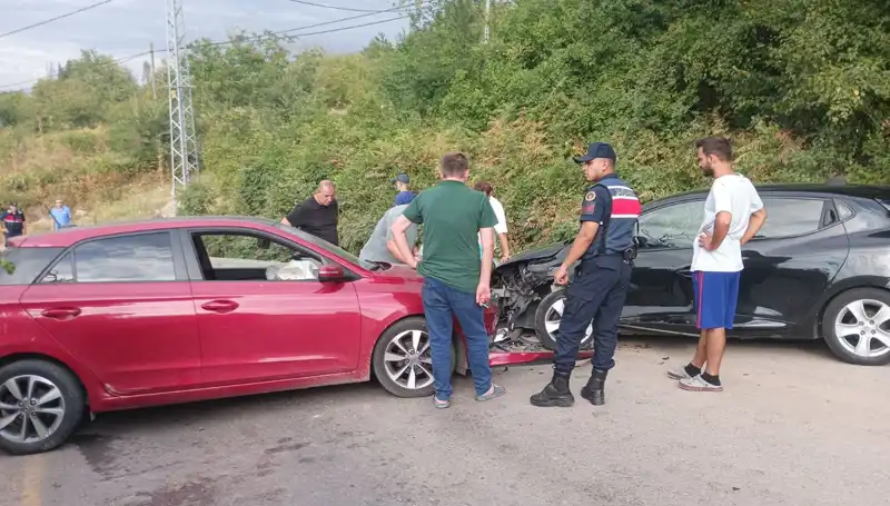 Karamürsel'de Otomobil Kazası: 4 Yaralı, Trafik Durumu Felç Oldu