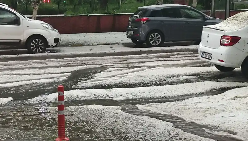 Ardahan’ı Beyaza Bürüyen Dolu Olayı: Şehirde Yaşam Durma Noktasına Geldi
